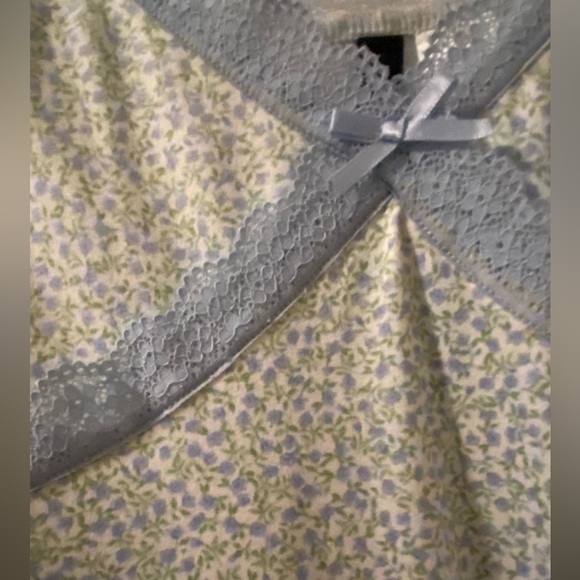 Flower tight fitting dress with gorgeous blue lace trim - Picture 2 of 4